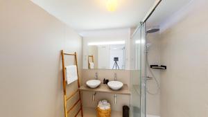 łazienka z umywalką i prysznicem w obiekcie Stupa Hills IV F33G - Superb Sea View Apartment w mieście Benalmádena