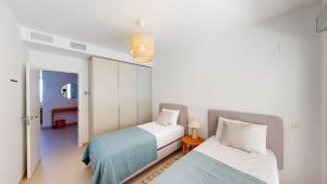 sypialnia z 2 łóżkami i pokój z korytarzem w obiekcie Stupa Hills IV F33G - Superb Sea View Apartment w mieście Benalmádena +26 zdjęć