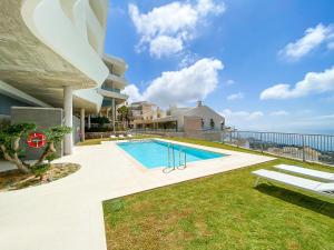 basen na podwórku budynku w obiekcie Stupa Hills IV F33G - Superb Sea View Apartment w mieście Benalmádena