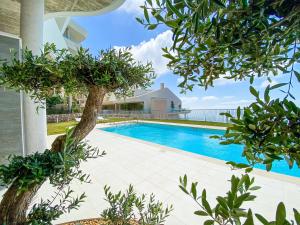 Basen w obiekcie Stupa Hills IV F33G - Superb Sea View Apartment lub w pobliżu