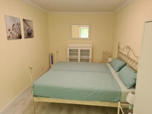 a bedroom with a bed and a window at Das Weisse Haus Bockholt in Soltendieck