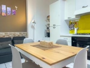 A kitchen or kitchenette at Monolocale Salento