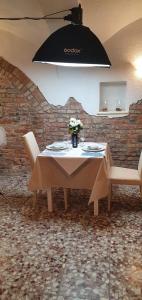 une table avec deux chaises, une table et un plafond dans l'établissement lalunanera, à Cortazzone
