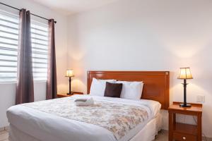 a bedroom with a large bed with two lamps at Hacienda Margarita in Barranquitas