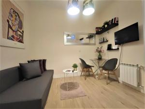 a living room with a couch and a table at Apartamento en Calle Relatores in Madrid
