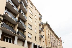 d'un grand bâtiment avec des balcons sur le côté. dans l'établissement Montebello, Bologna by Short Holidays, à Bologne