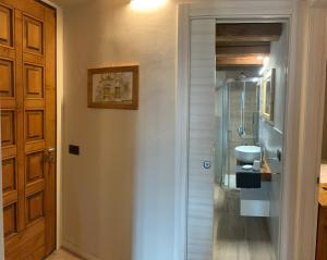 Alle Macine - Lake Como Heritage Home in Molino Maufet Watermill - Lake View Balcony的一间浴室
