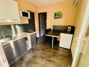 A kitchen or kitchenette at Happy Home Apartman