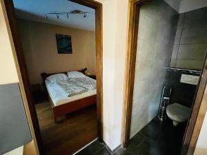 A bed or beds in a room at Happy Home Apartman