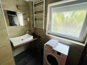 A bathroom at Happy Home Apartman