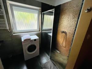 A bathroom at Happy Home Apartman