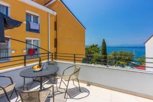 balcón con mesa, sillas y vistas al océano en Luxury Apartments Lovorka 3 & 4***/****, en Selce
