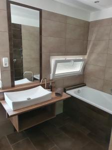 A bathroom at Happy Home Apartman