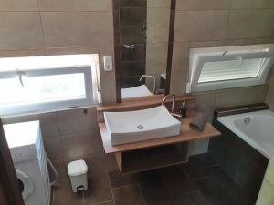 A bathroom at Happy Home Apartman