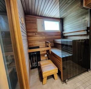 a small sauna with a bench and a window at Siulanlumo in Saariselka