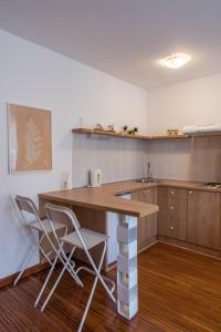 uma cozinha com mesa e cadeiras num quarto em Dvorištance em Vrnjačka Banja