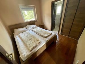 A bed or beds in a room at Happy Home Apartman