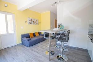 uma sala de estar com uma mesa e um sofá em Apartment Smile em Opatija