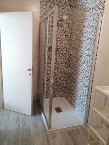 um chuveiro com uma porta de vidro na casa de banho em Apartment Smile em Opatija