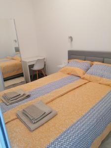um quarto com uma cama com duas toalhas em Apartment Smile em Opatija