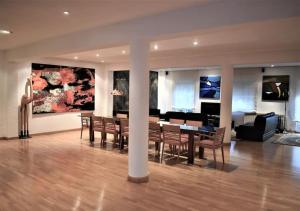 薩拉戈薩的住宿－Casa con terrazas，用餐室以及带桌椅的起居室。
