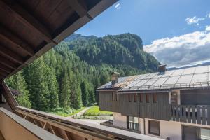vom Balkon eines Gebäudes mit Bergblick in der Unterkunft Cesa Alpes 2 in Campitello di Fassa