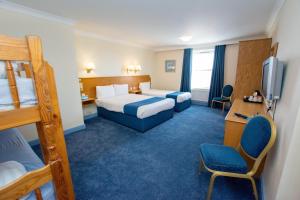 托基TLH Carlton Hotel - TLH Leisure, Entertainment and Spa Resort的酒店客房 - 带2张床和1张双层床