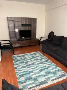 ein Wohnzimmer mit einem Sofa und einem Flachbild-TV in der Unterkunft welcome in Istanbul