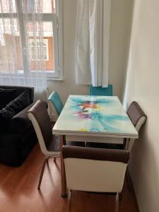 einen Tisch mit einem Gemälde darauf im Wohnzimmer in der Unterkunft welcome in Istanbul