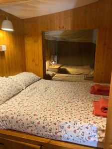 1 dormitorio con 1 cama con espejo grande en Dawn Chorus Holidays, en Beccles