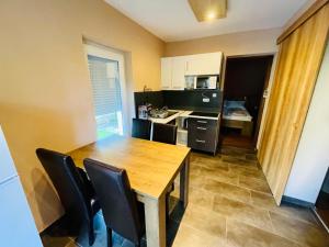 A kitchen or kitchenette at Happy Home Apartman