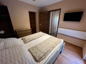 A bed or beds in a room at Happy Home Apartman