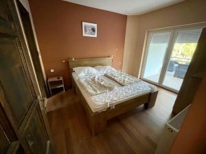 A bed or beds in a room at Happy Home Apartman