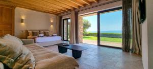 Posteľ alebo postele v izbe v ubytovaní Aquavisionaire Beach Front Villa