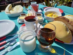 uma mesa azul com pratos de comida e bebidas em Casa Colomba em Búzios