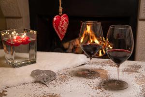 due bicchieri di vino rosso seduti su un tavolo di Trullo dei tramonti ad Alberobello