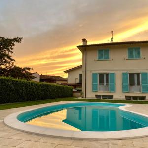 uma piscina em frente a uma casa em Villa Lena em Camaiore