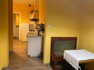 グダニスクにあるMuffin Hostelの黄色の部屋(ベッド1台、キッチン付)