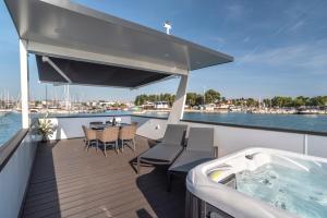 Balkón alebo terasa v ubytovaní The Sea Lodges Novigrad - Bootshaus Floating Sea House