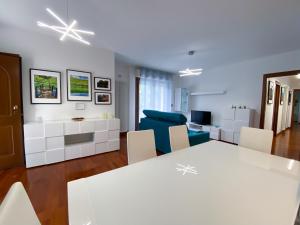 sala de estar con mesa blanca y sillas en Relais tra gli Ulivi, en Ortona