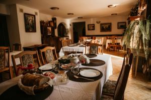 uma sala de jantar com uma mesa com pratos de comida em Gospodarstwo Gościnne Racibór em Świętajno