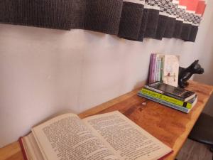 un libro abierto sobre una mesa de madera con libros en Casa de huéspedes con lo que necesitas para ti, en San Pablo Villa de Mitla