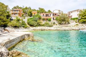 ein Wasserkörper mit Häusern im Hintergrund in der Unterkunft Apartments Ive i Maja in Ražanj