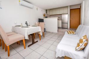 ein Wohnzimmer mit Tisch und Stühlen und eine Küche in der Unterkunft Apartments Ive i Maja in Ražanj