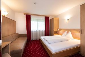 Posteľ alebo postele v izbe v ubytovaní Hotel Gasthof Kröll - inkl Nationalpark-Karte, 1 x Grossglockner Hochalpenstraße kostenlos, verschiedene Bergbahnen kostenlos, Badesee kostenlos, Bus & Zug kostenlos, regionale Küche