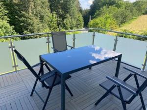 una mesa azul y 2 sillas en una terraza en Apartment Erna, en Paldau