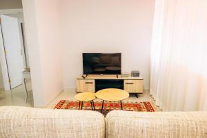TV a/nebo společenská místnost v ubytování Club Apartments by Grupo Compostelana 6