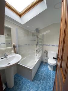 AbanillasにあるLa Posada de Abanillasの洗面台とトイレ付きのバスルーム +55枚の写真