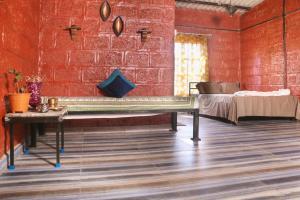 Rúm í herbergi á SiddhaDham - Farm Stay & Wellness Retreat