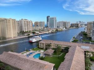 vistas a un río en una ciudad con edificios en BeachWalk Studio Apmt 2 Beds, Amazing Views 2010B, en Hallandale Beach